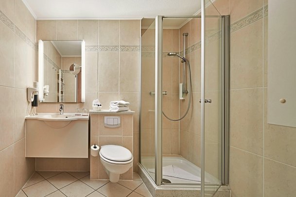 Ferien- und Freizeitpark Weissenhäuser Strand - Strandhotel - Beispiel Bad Doppelzimmer Classic (Zimmercodierungen DG1, DC1, DX1 & FB1)