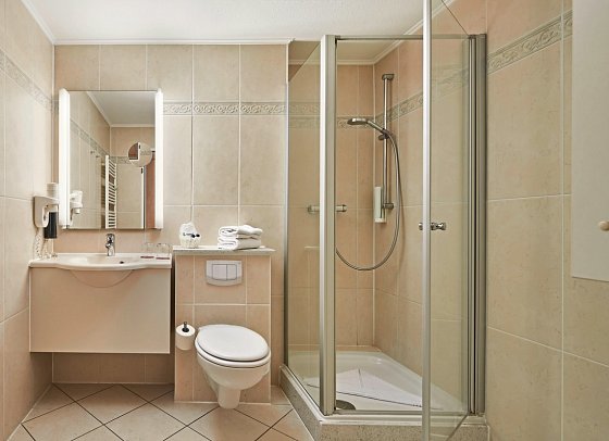 Ferien- und Freizeitpark Weissenhäuser Strand - Strandhotel - Beispiel Bad Doppelzimmer Classic (Zimmercodierungen DG1, DC1, DX1 & FB1)