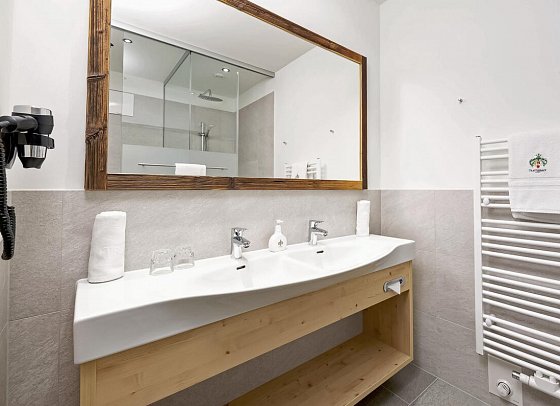 Trattlerhof - Beispiel Bad Doppelzimmer Premium (Zimmercodierung DM1)