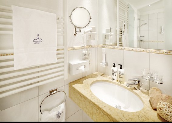 Familienhotel Hinteregger - Wohnbeispiel Badezimmer Familienzimmer SchwalbenNest (Zimmercodierungen FB1 & FB2)