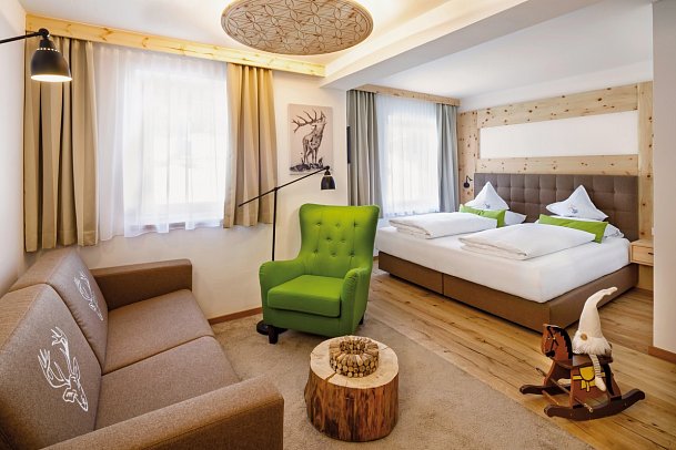 Familienhotel Hinteregger - Wohnbeispiel Appartment Zirbe