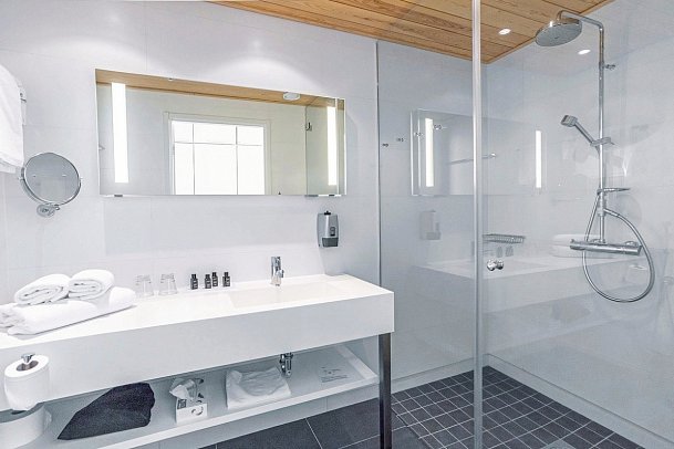 Hotel Levi Panorama - Badbeispiel Doppelzimmer Standard (Zimmercodierung DB1)