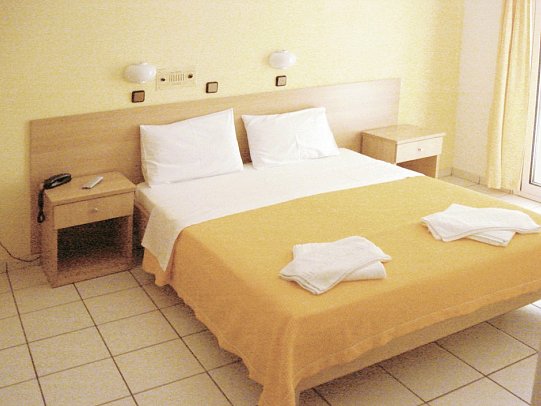 Hotel Chrisa - Wohnbeispiel Doppelzimmer Gartenblick (Zimmercodierung DBG)