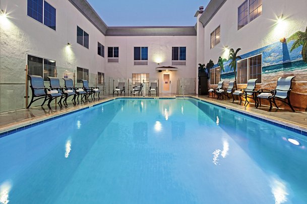 Holiday Inn Express Hotel & Suites Hollywood Walk of Fame, an IHG Hotel