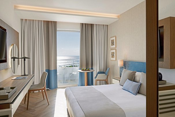 Mediterranean Beach Hotel - Wohnbeispiel Doppelzimmer Deluxe Meerblick (Zimmercodierung DDM)