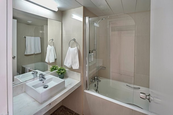 Nelia Sea Breeze - Wohnbeispiel Doppelzimmer Meerblick (Zimmercodierung DBM)