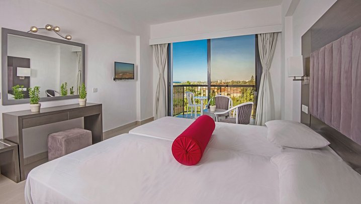 Nelia Sea Breeze - Wohnbeispiel Doppelzimmer Meerblick (Zimmercodierung DBM)