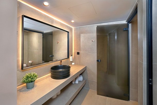 Nelia Sea Breeze - Wohnbeispiel Familienzimmer Landblick (Zimmercodierung FBL)