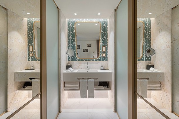The Emerald House Lisbon, Curio Collection by Hilton - Beispiel Bad Doppelzimmer (Zimmercodierung DB1)
