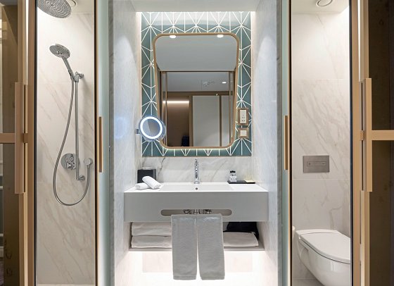 The Emerald House Lisbon, Curio Collection by Hilton - Beispiel Bad Doppelzimmer Deluxe (Zimmercodierung DD1)