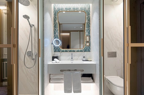 The Emerald House Lisbon, Curio Collection by Hilton - Beispiel Bad Doppelzimmer Deluxe (Zimmercodierung DD1)