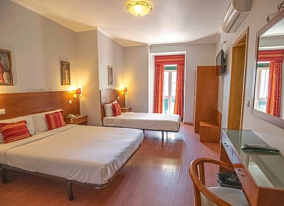 Grande Pensão Alcobia - Wohnbeispiel Dreibettzimmer