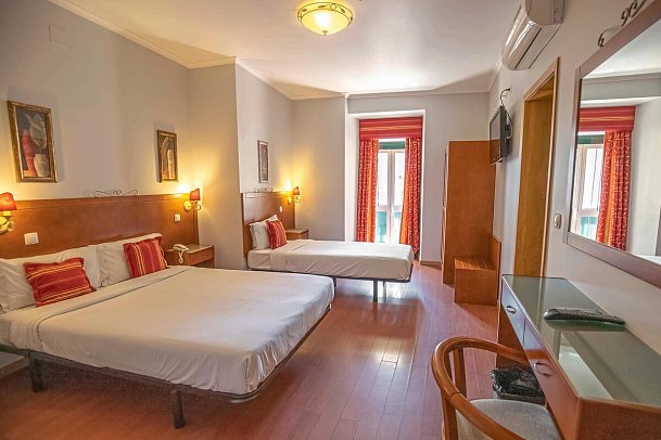 Grande Pensão Alcobia - Wohnbeispiel Dreibettzimmer