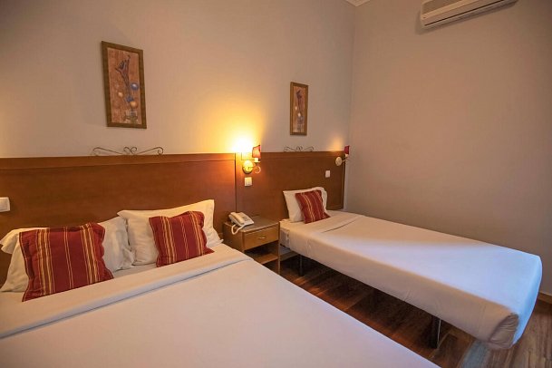 Grande Pensão Alcobia - Wohnbeispiel Dreibettzimmer
