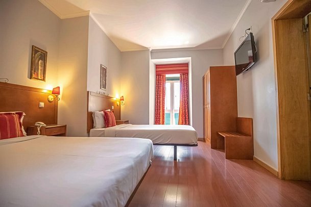 Grande Pensão Alcobia - Wohnbeispiel Dreibettzimmer