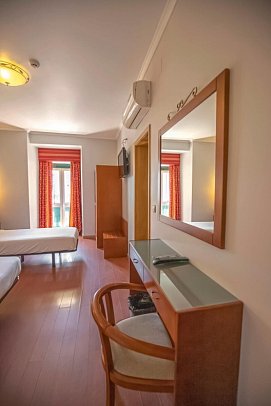Grande Pensão Alcobia - Wohnbeispiel Dreibettzimmer