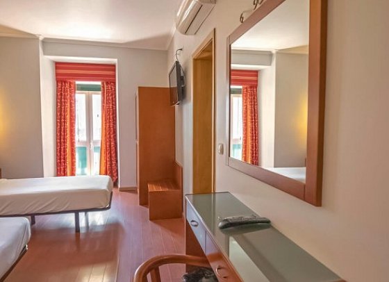 Grande Pensão Alcobia - Wohnbeispiel Dreibettzimmer
