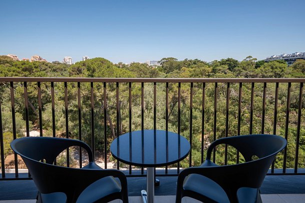 Vila Galé Cascais - Beispiel Balkon Doppelzimmer Landblick (Zimmercodierung DBL)