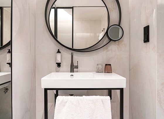 Luster Hotel - Beispiel Bad Doppelzimmer (Zimmercodierungen DB2 & DB3)