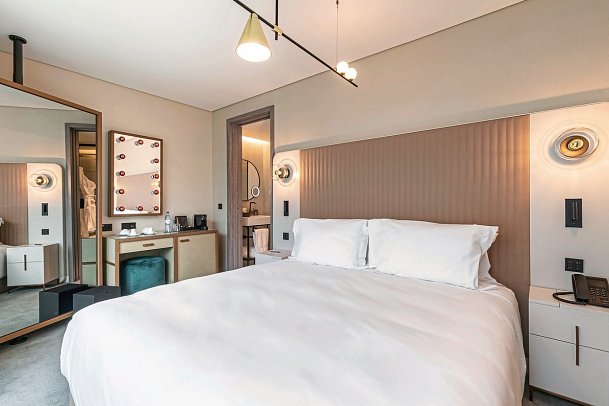 Luster Hotel - Wohnbeispiel Doppelzimmer Poolblick (Zimmercodierung DBP)