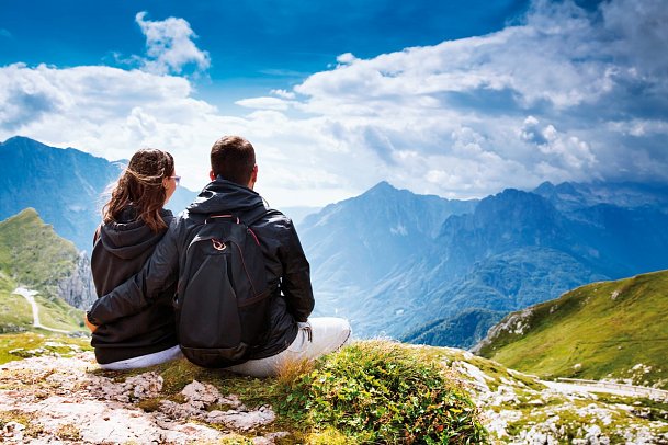 Slowenien bewusst erleben - Paar im Bergpanorama