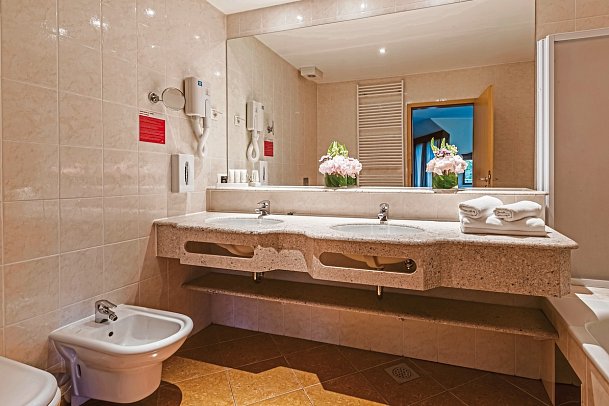 Ramada Hotel & Suites by Wyndham Kranjska Gora - Beispiel Bad