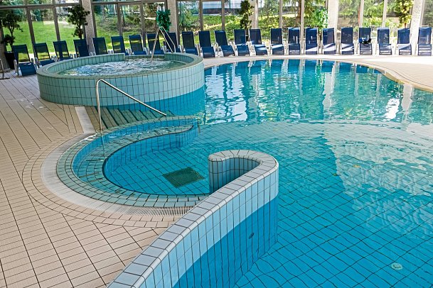 Ramada Hotel & Suites by Wyndham Kranjska Gora - Hallenbad Nachbarhotel Ramada Resort