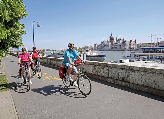 MS Lisabelle - Donauwalzer individuell - Radfahrer mit Budapest im Hintergrund