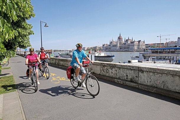MS Lisabelle - Donauwalzer individuell - Radfahrer mit Budapest im Hintergrund