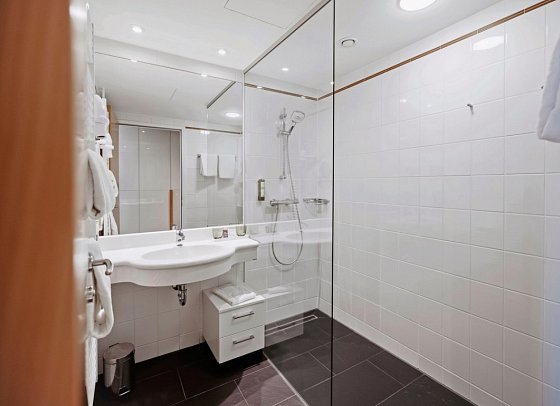 4*S Hotel Spa Resort Geinberg - Beispiel Bad Doppelzimmer Klassik (Zimmercodierung DB1)