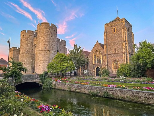 Kulturschätze Südostenglands - Auf den Spuren von Königen und Gelehrten - Westgate Towers und Guildhall, Canterbury