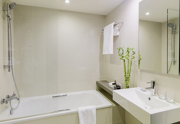 H10 London Waterloo - Beispiel Bad Doppelzimmer Classic (Zimmercodierung DB1)