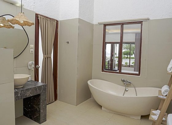 Jambuluwuk Oceano Resort Gili Trawangan - Beispiel Bad Premier Beach Front Suite (Zimmercodierung WMO)
