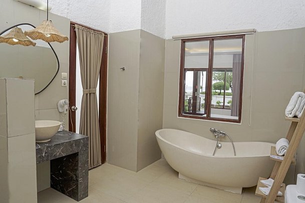 Jambuluwuk Oceano Resort Gili Trawangan - Beispiel Bad Premier Beach Front Suite (Zimmercodierung WMO)