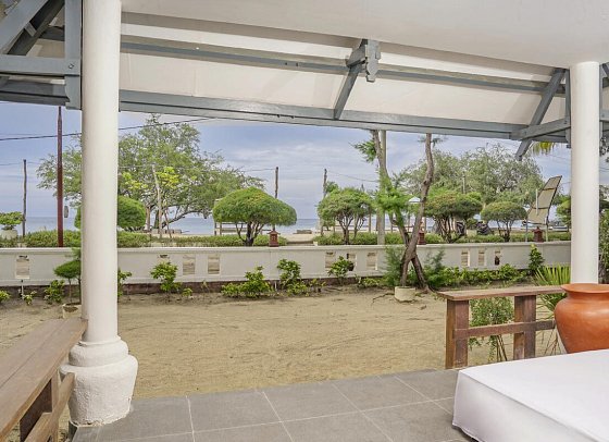 Jambuluwuk Oceano Resort Gili Trawangan - Beispiel Terrasse Premier Beach Front Suite (Zimmercodierung WMO)