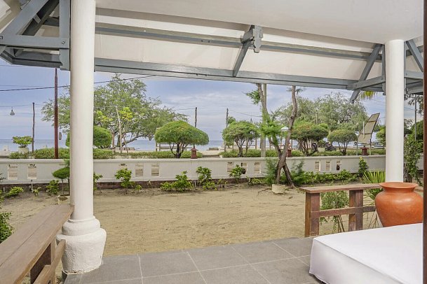 Jambuluwuk Oceano Resort Gili Trawangan - Beispiel Terrasse Premier Beach Front Suite (Zimmercodierung WMO)
