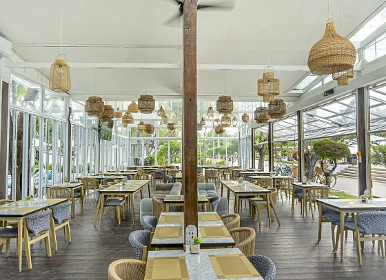 Jambuluwuk Oceano Resort Gili Trawangan