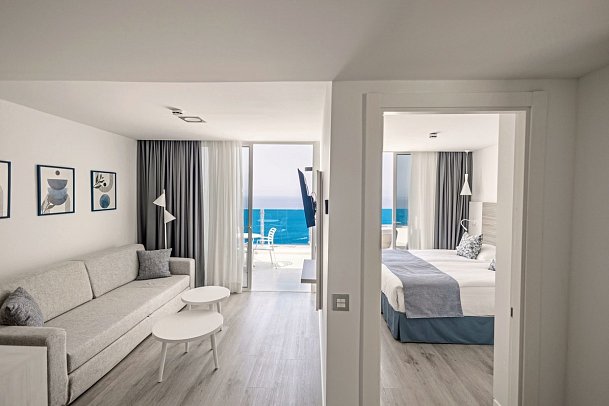 Servatur Puerto Azul - Wohnbeispiel Familiensuite Meerblick (Zimmercodierung WIM)