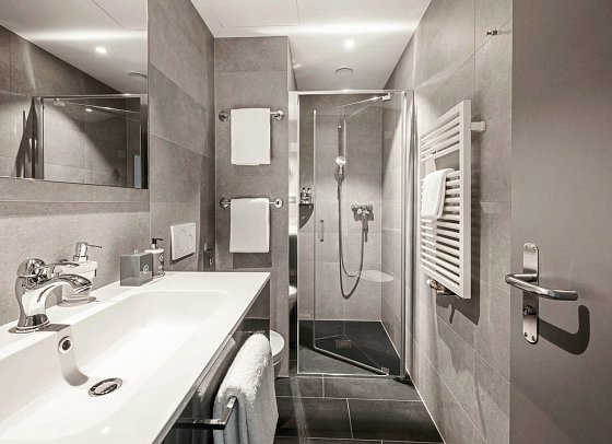 Hotel Belvedere Locarno - Beispiel Bad Doppelzimmer Komfort Seeseite (Zimmercodierung DF1)