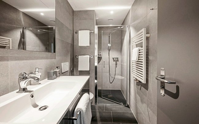 Hotel Belvedere Locarno - Beispiel Bad Doppelzimmer Komfort Seeseite (Zimmercodierung DF1)