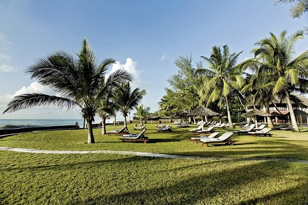 Neptune Palm Beach Resort - Garten