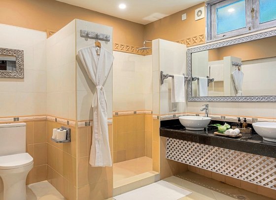 Neptune Palm Beach Resort - Beispiel Bad (Zimmercodierungen USG, UDC, UDO, ECG, UCC & ECO)