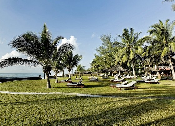 Neptune Palm Beach Resort - Garten