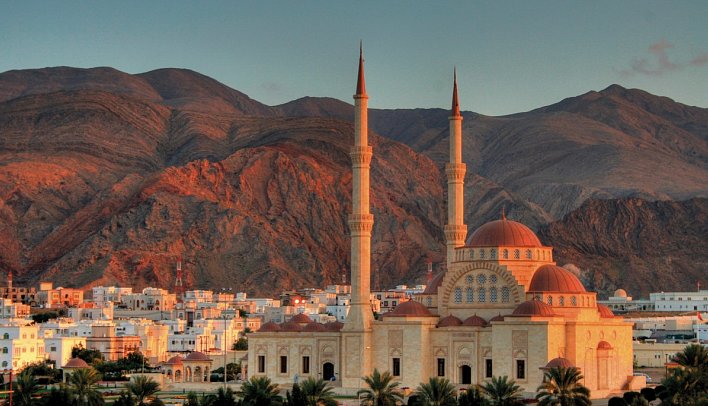 Die Weihrauchstraße - Der Duft des Orients - Moschee vor beeindruckender Bergkulisse