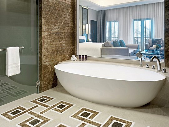 Al Bustan Palace, a Ritz-Carlton Hotel - Beispiel Bad Junior Suite (Zimmercodierung JB1)