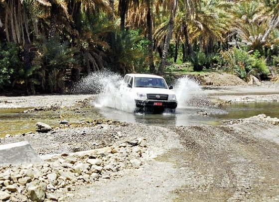 Oman erfahren - Mit dem Allrad durch grandiose Landschaften - Wadi-Durchfahrt