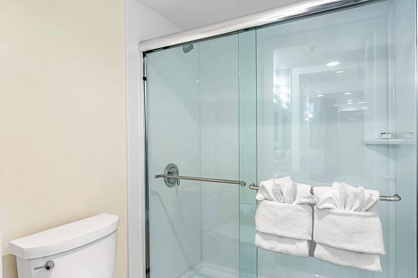 Crystal Beach Suites Oceanfront Apartments - Beispiel Bad