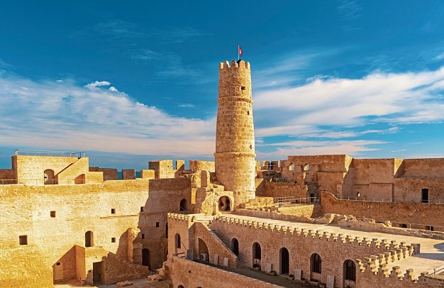 Kulturschätze und Wüstensonne - Tunesiens Paradies - Mittelalterliche Festung in Monastir