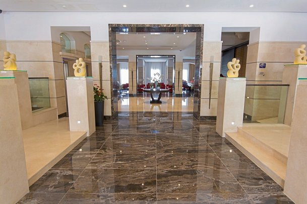 Maritim Antonine Hotel & Spa