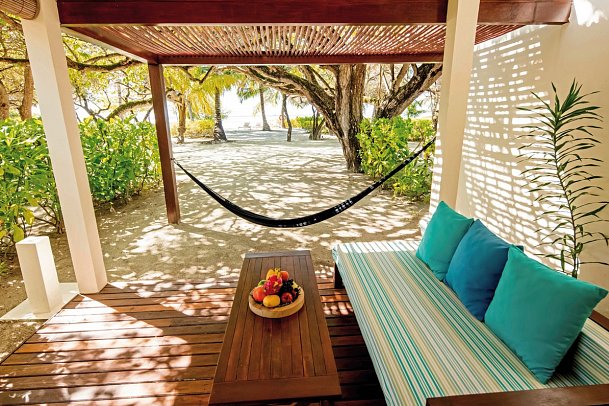 Holiday Inn Resort Kandooma Maldives - Beispiel Terrasse Beach Villa (Zimmercodierungen VB2 & VV2)